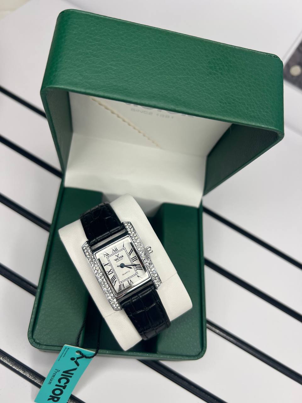 ساعت زنانه شرکتی ویکتور بند چرم طرح کارتیر  Victor